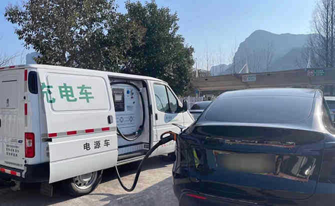 富顺汽车搭电